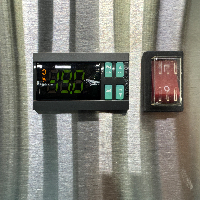 Avantco Refrigeration Solid Door Reach-In Freezer image 2
